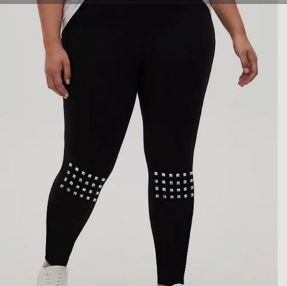 Torrid Black Capri Leggings with Studded Accents Womens size 4 *repair, see pics
